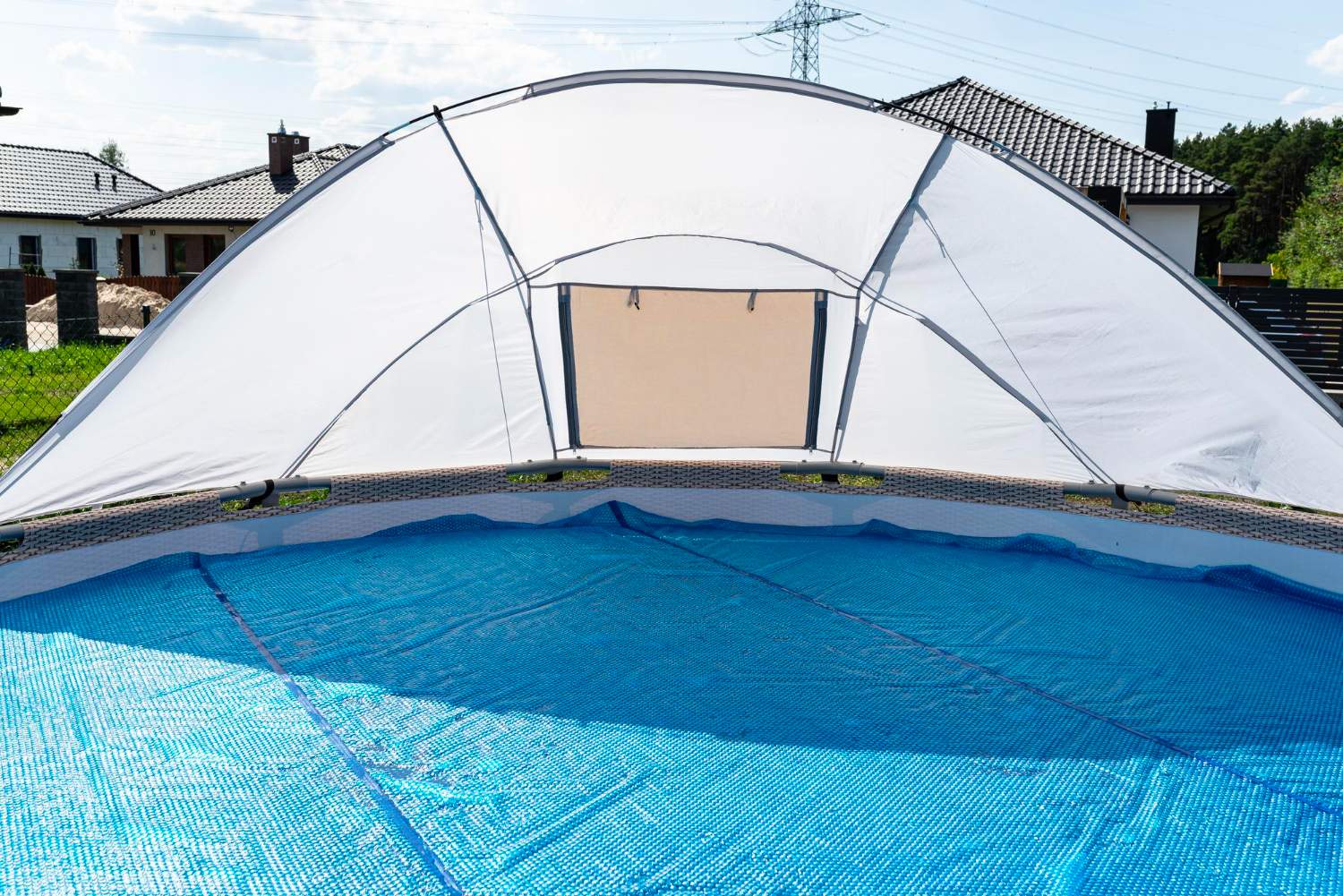 Lonas para piscinas: tipos, ventajas y consejos antes de elegir una cubierta