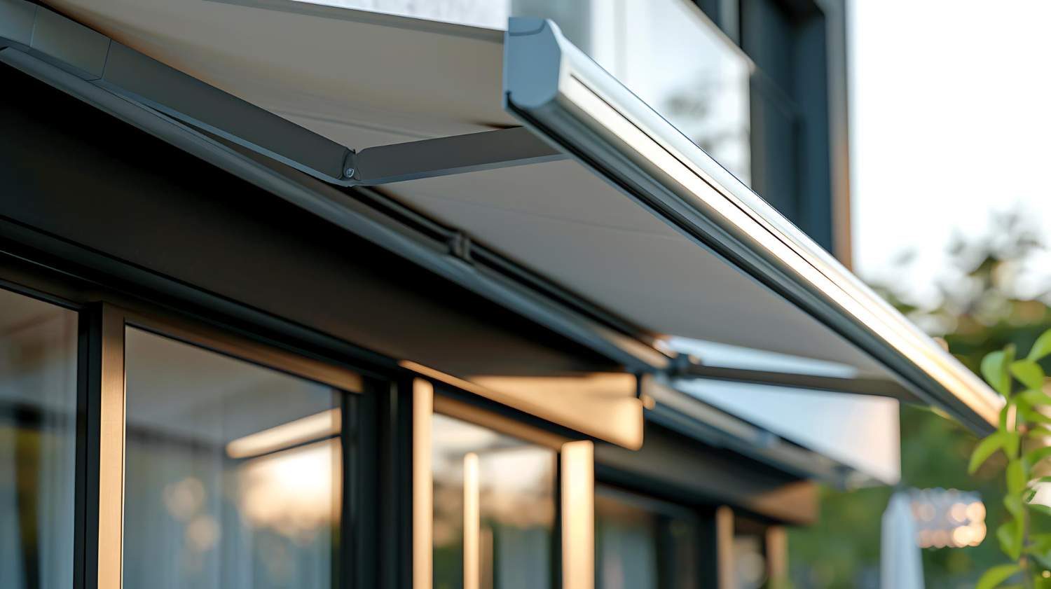 Toldo de punto recto: la solución práctica para ventanas y balcones