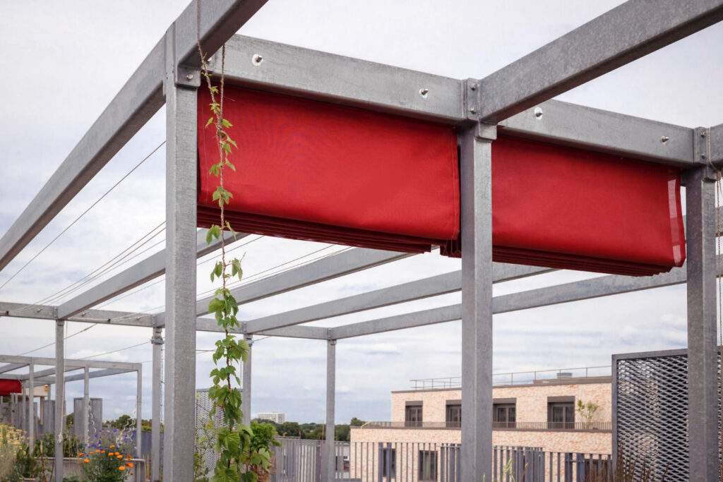 Toldos a medida: cómo elegir el mejor sistema para tu terraza, balcón o negocio