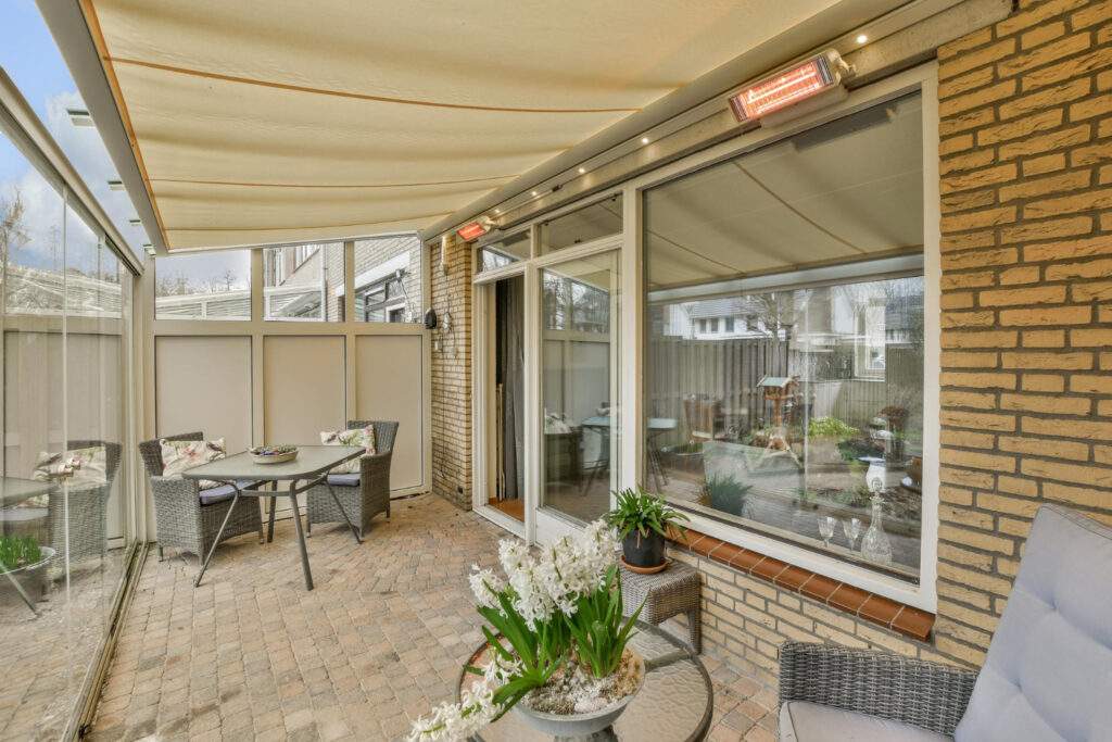 Toldo de punto recto: la solución práctica para ventanas y balcones